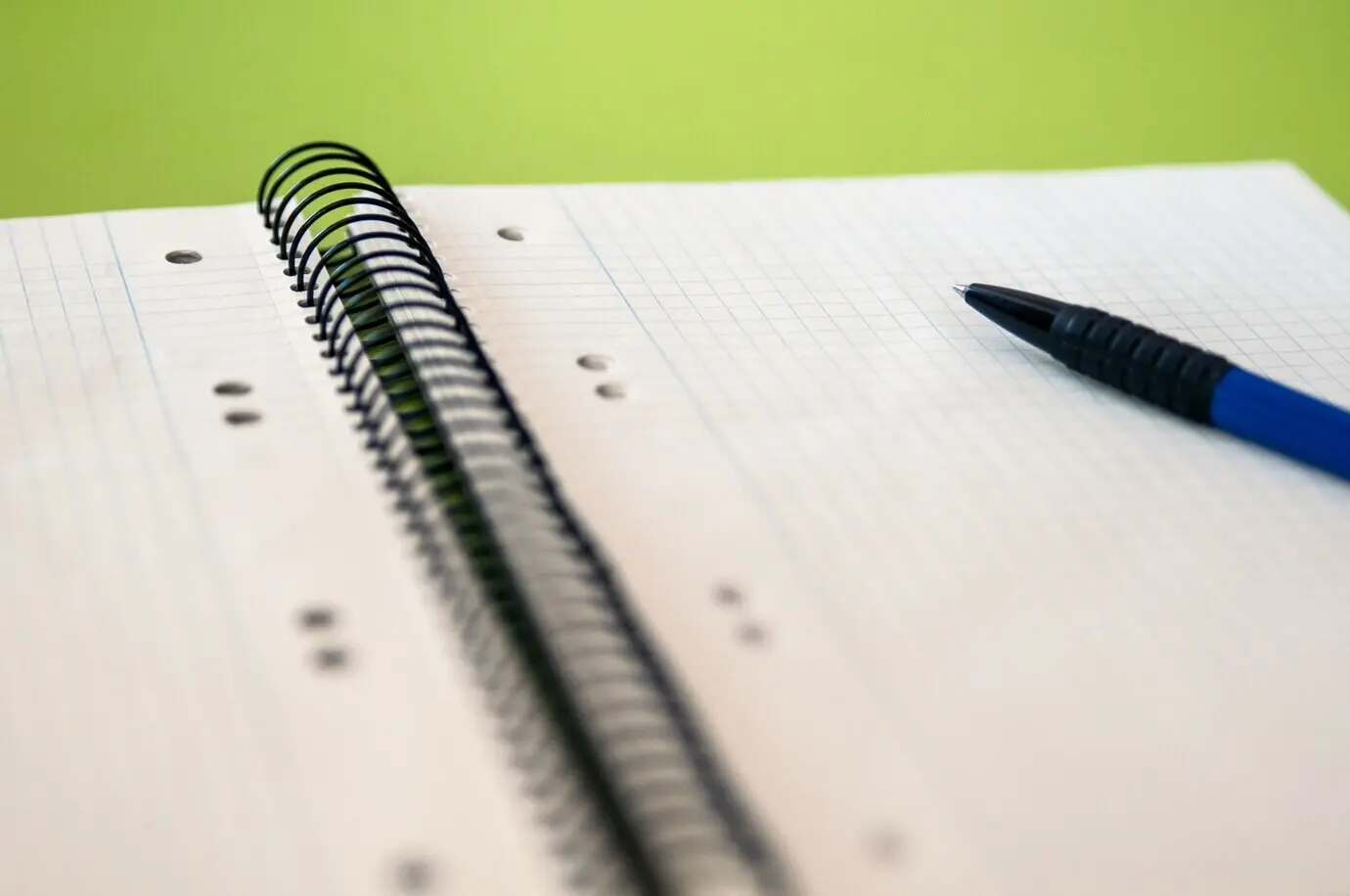 Чистая бумага для заметок с карандашом, блокнот и карандаш для заметок