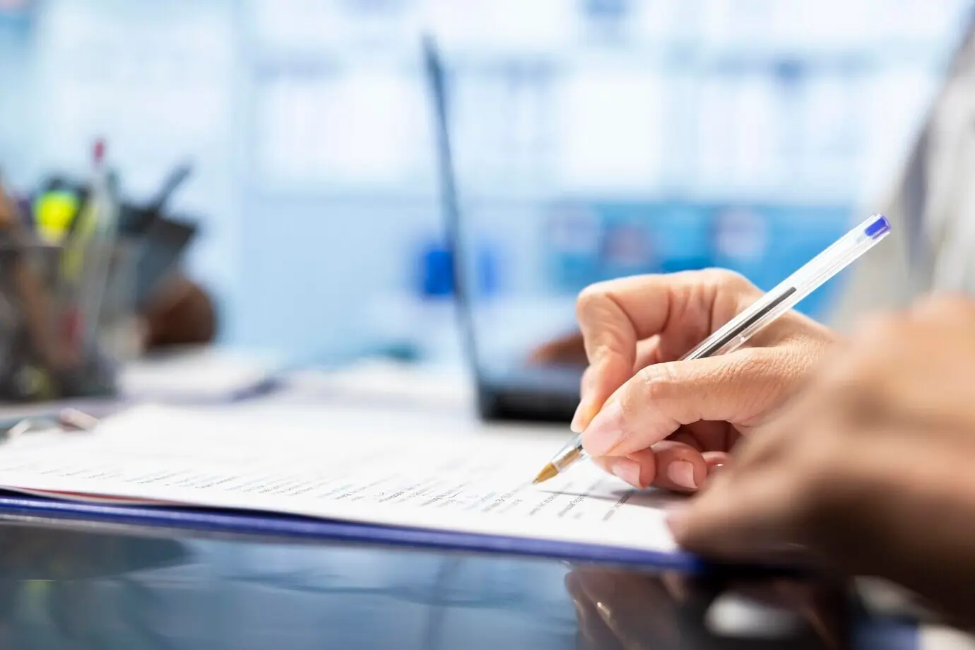 Врач выписывает рецептурный план лечения, чтобы помочь восстановлению.